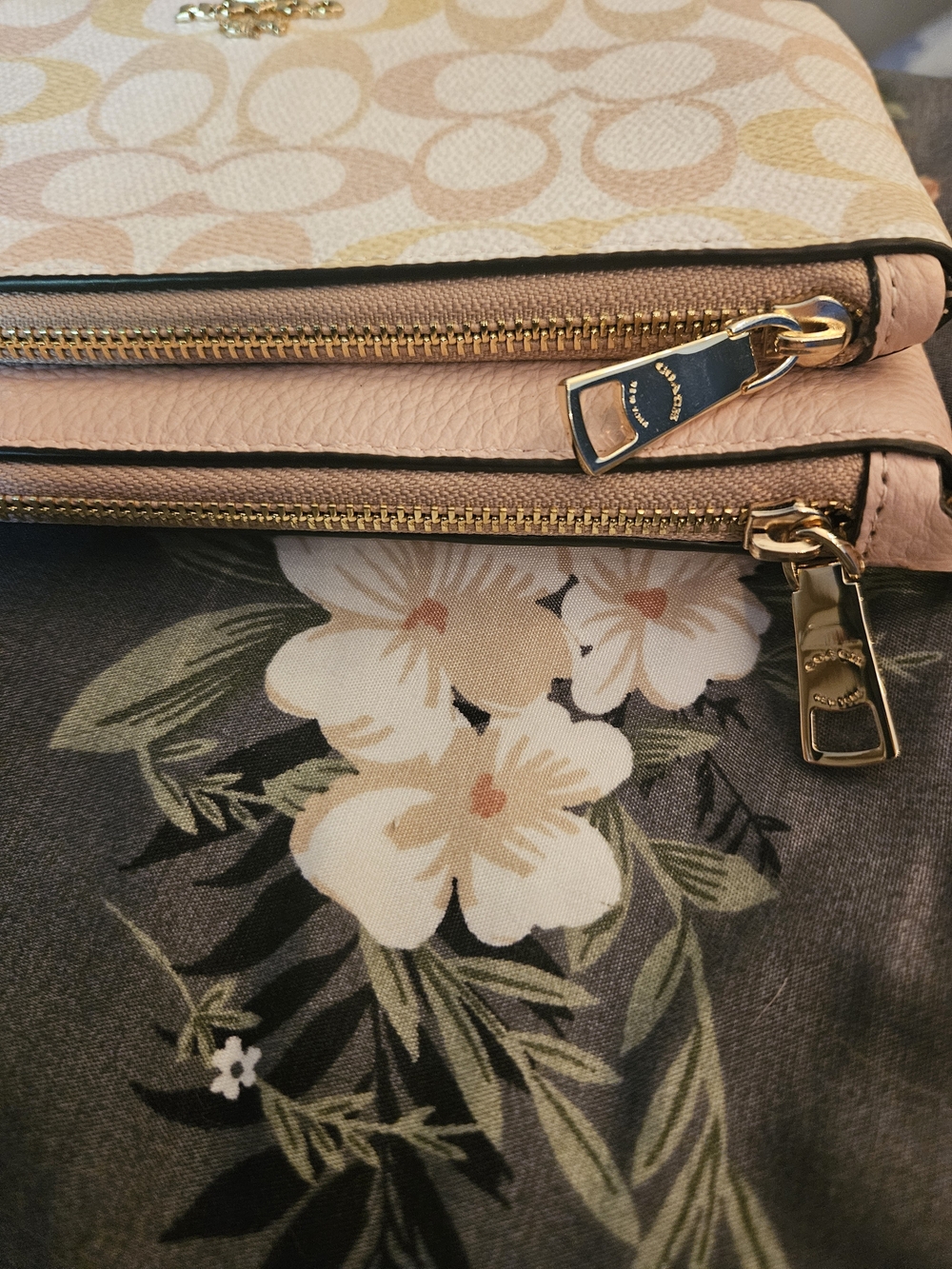 Coach✨️Signature Zip Wristlet in Pastel Pink/Beige - Picture 3 of 7